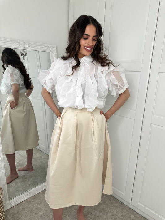 Jupe beige et Chemisier blanc